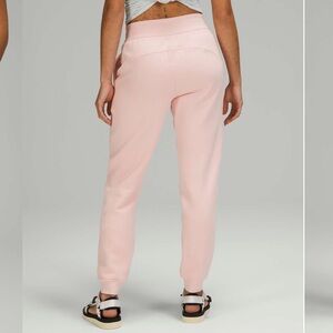 Lululemon Scuba High-Rise Jogger *Fleece 28"
Pink Mist size 0